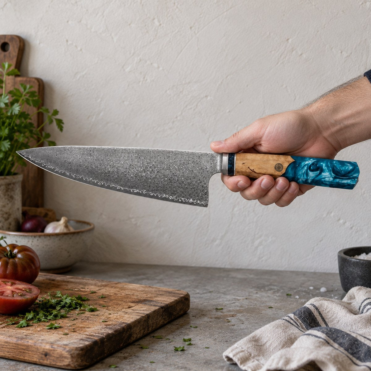 Couteau de chef 20 cm – Damas Aqua - chef damas aqua 6 en main