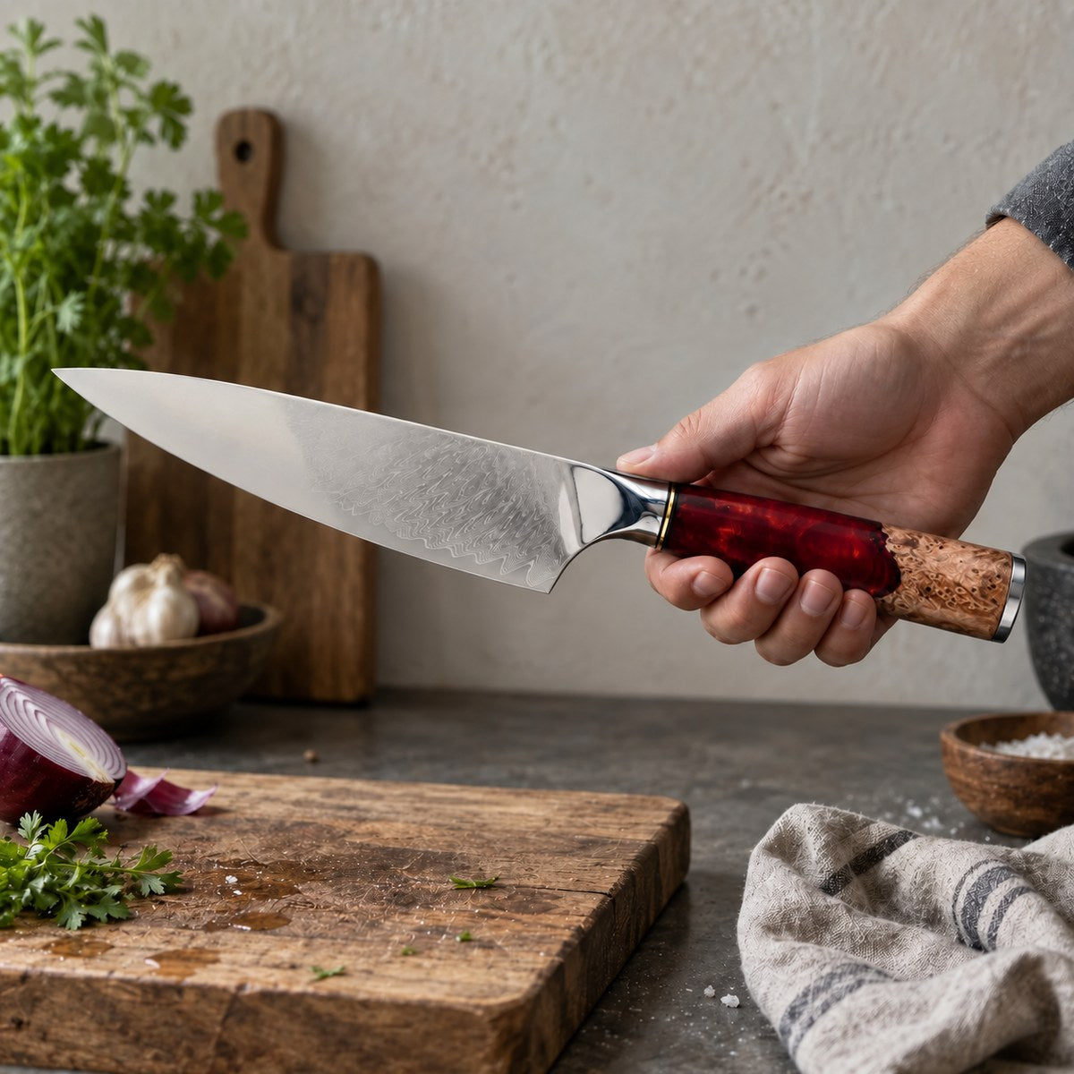 Couteau de chef 20 cm – Damas Résine - chef damas resine ruby red 6 en main