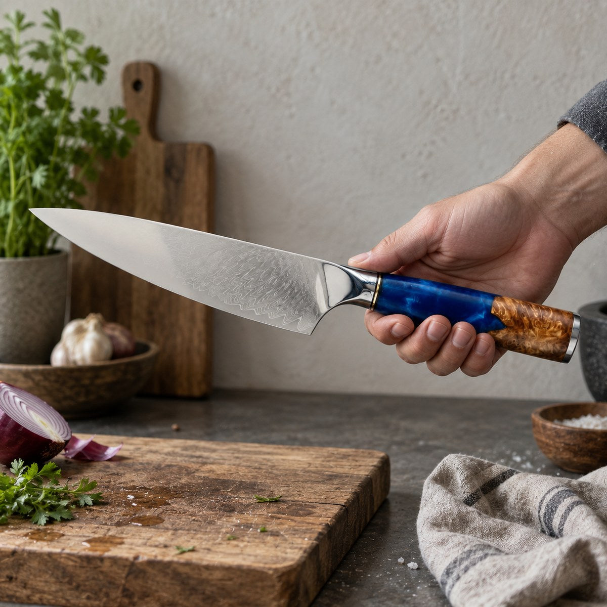 Couteau de chef 20 cm – Damas Résine - chef damas resine sapphire blue 6 en main