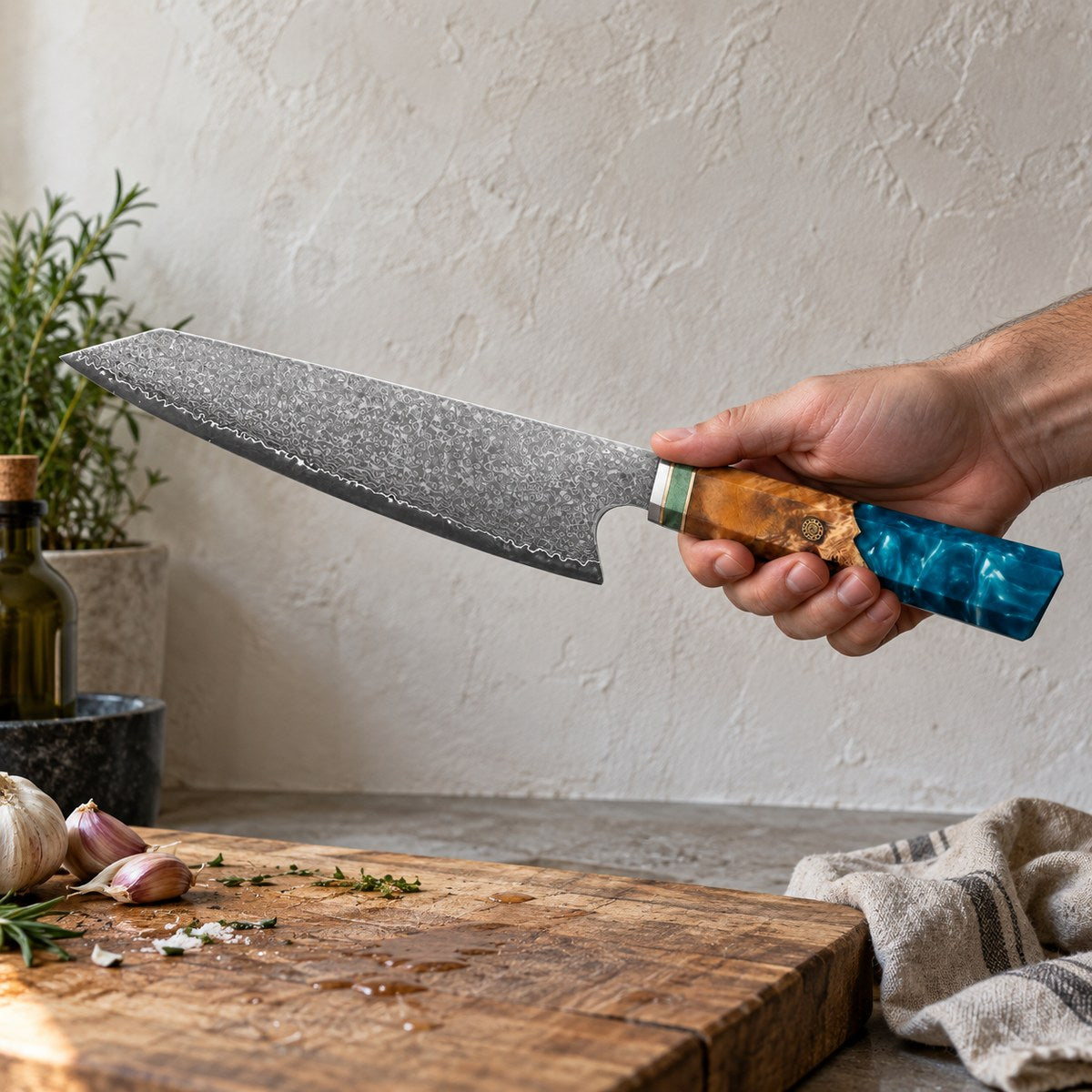 Couteau kiritsuke 21 cm – Damas Aqua - kiritsuke damas aqua 6 en main
