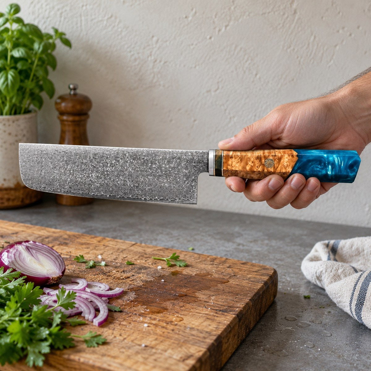 Couteau nakiri 17 cm – Damas Aqua - nakiri damas aqua 6 en main