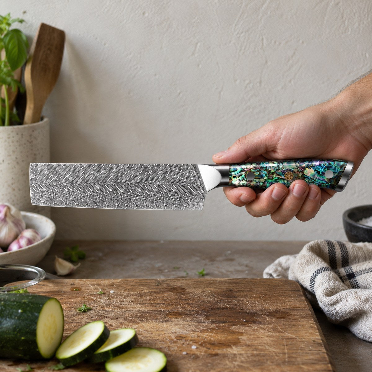 Couteau nakiri 17 cm – Damas Classique - nakiri damas classique abalone pearl 6 en main