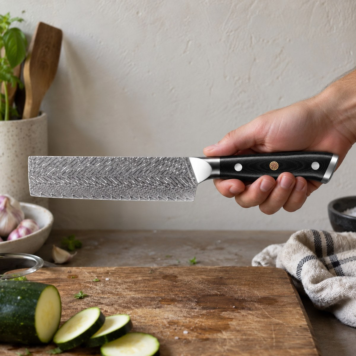 Couteau nakiri 17 cm – Damas Classique - nakiri damas classique essential black 6 en main