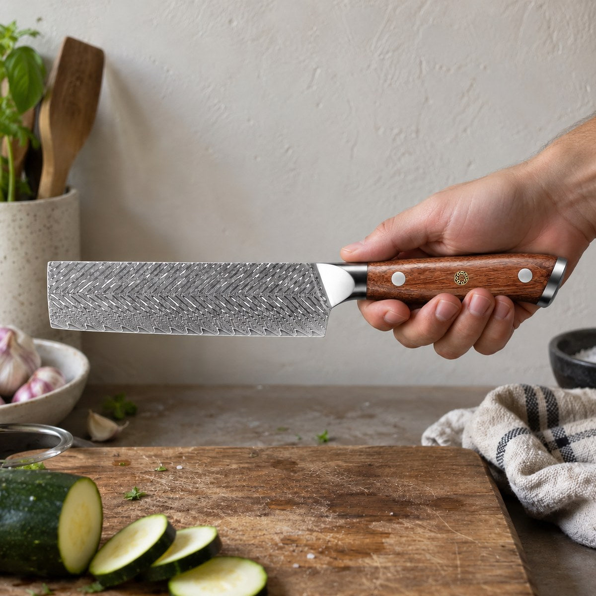 Couteau nakiri 17 cm – Damas Classique - nakiri damas classique forest 6 en main