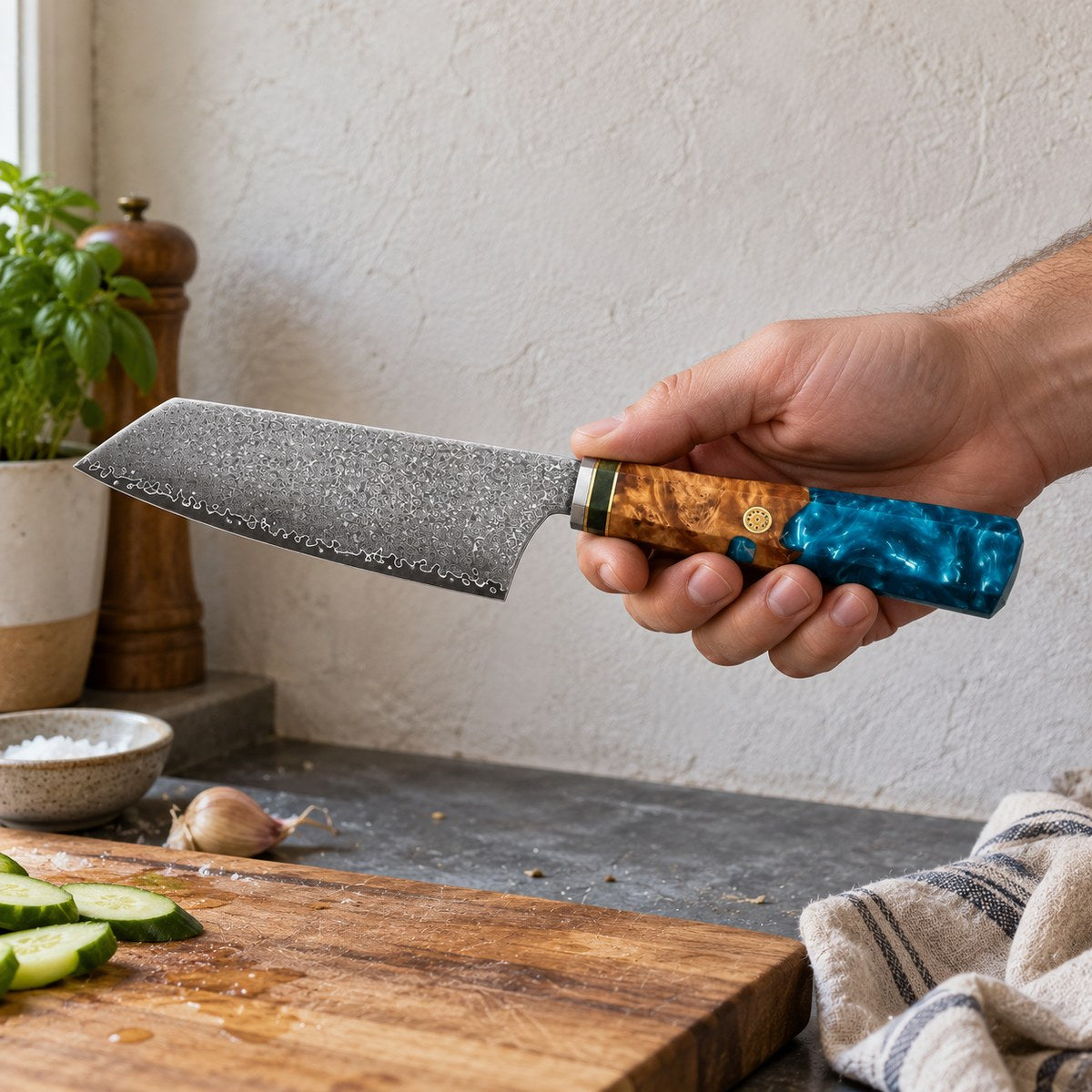 Petit kiritsuke 14 cm – Damas Aqua - petit kiritsuke damas aqua 6 en main