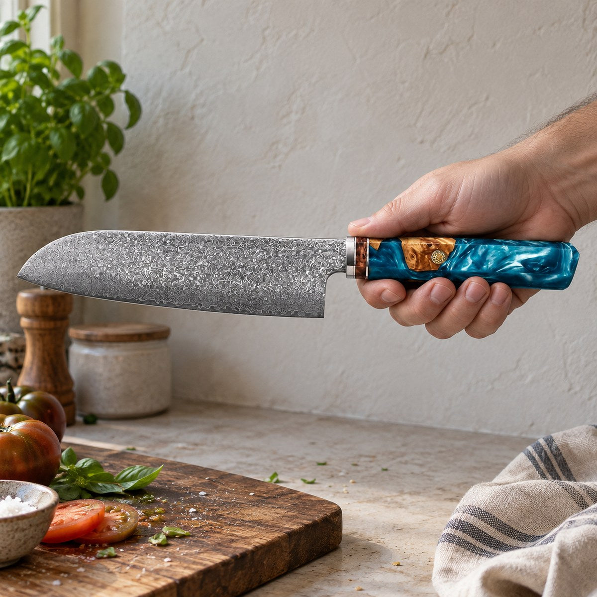 Couteau santoku 18 cm – Damas Aqua - santoku damas aqua 6 en main