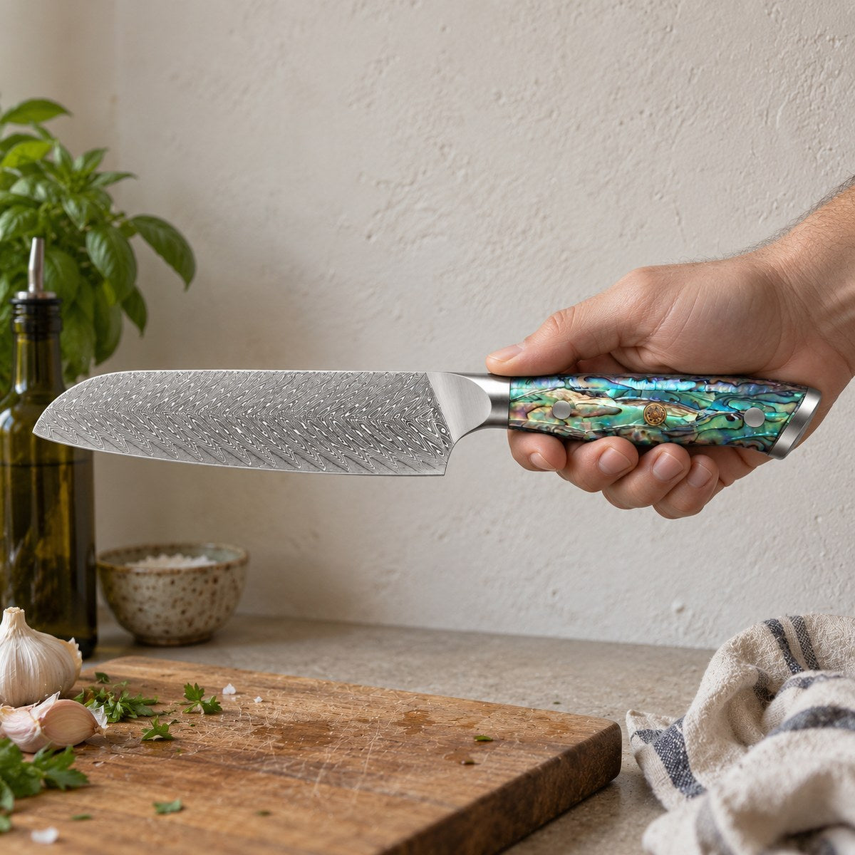 Couteau santoku 18 cm – Damas Classique - santoku damas classique abalone pearl 6 en main