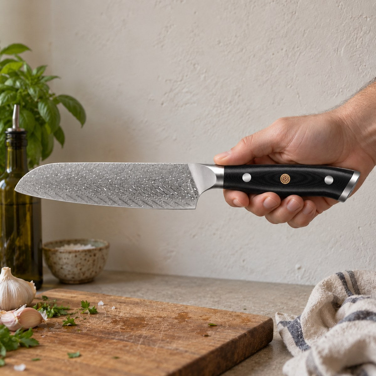 Couteau santoku 18 cm – Damas Classique - santoku damas classique essential black 6 en main