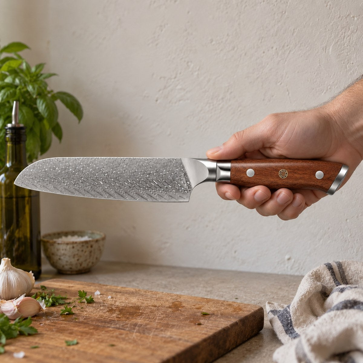 Couteau santoku 18 cm – Damas Classique - santoku damas classique forest 6 en main