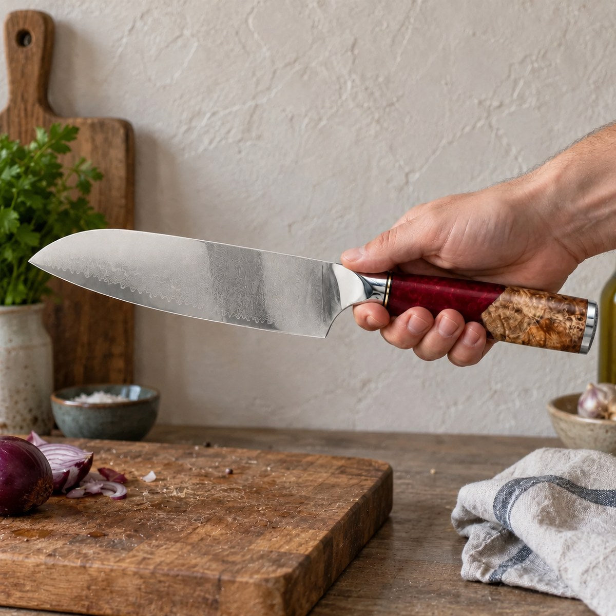 Couteau santoku 18 cm – Damas Résine - santoku damas resine ruby red 6 en main