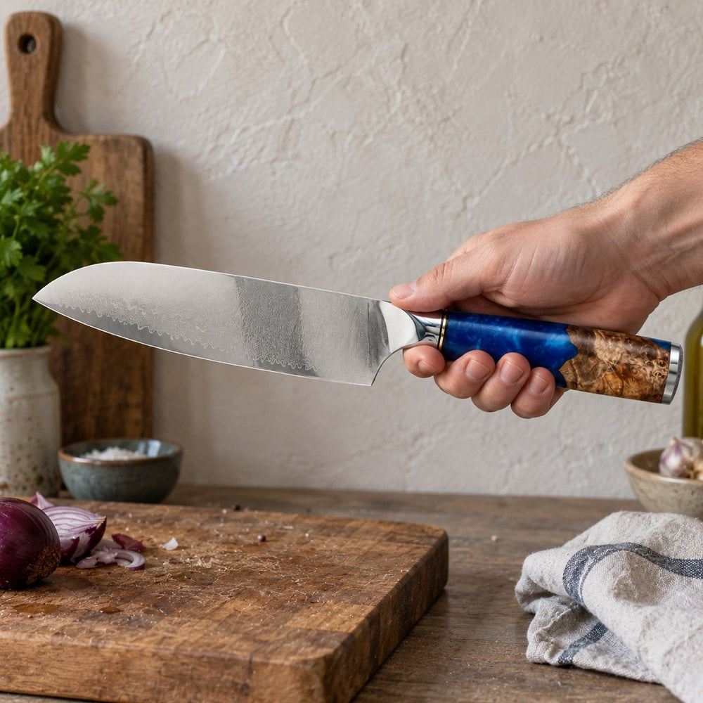 Couteau santoku 18 cm – Damas Résine - santoku damas resine sapphire blue 6 en main