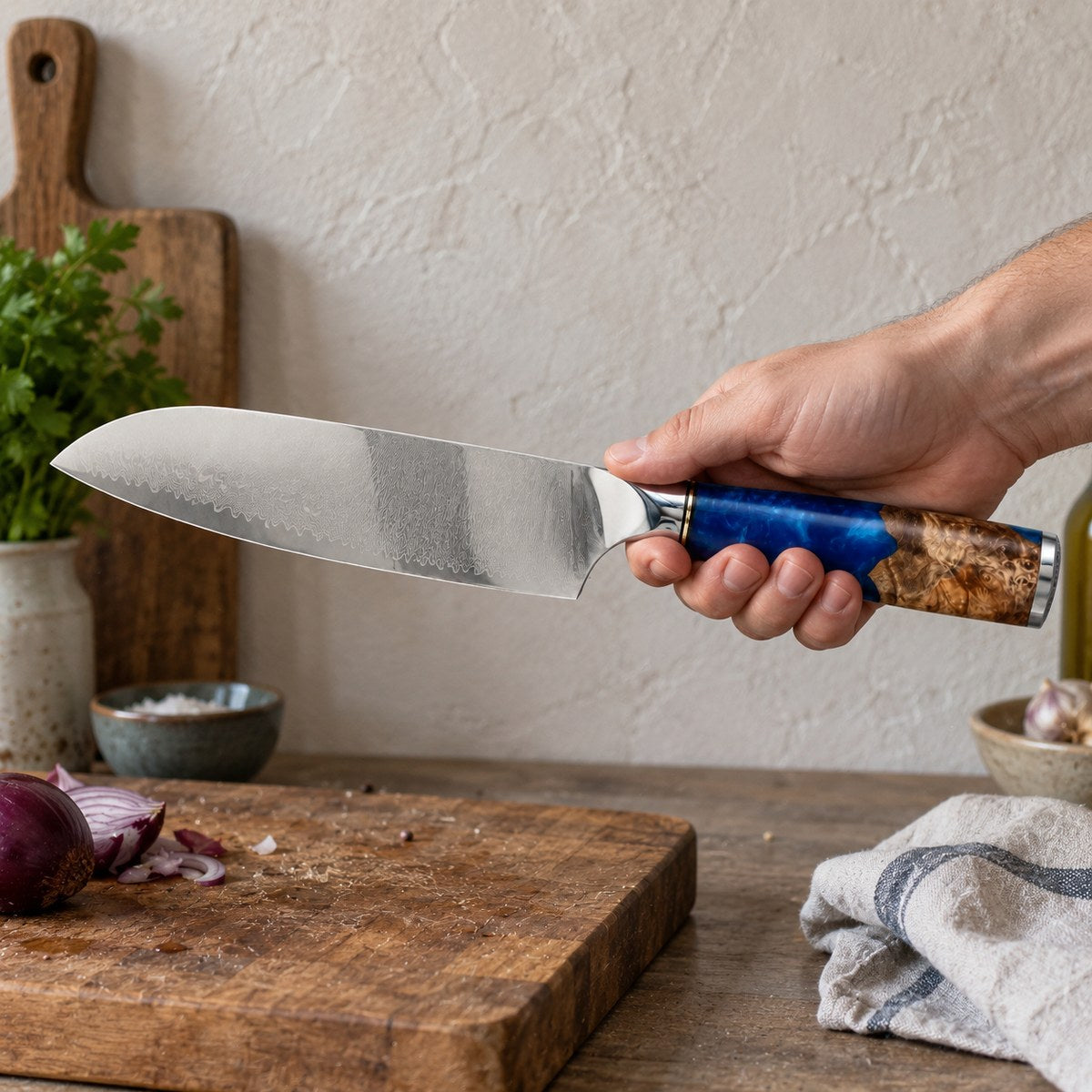 Couteau santoku 18 cm – Damas Résine - santoku damas resine sapphire blue 6 en main